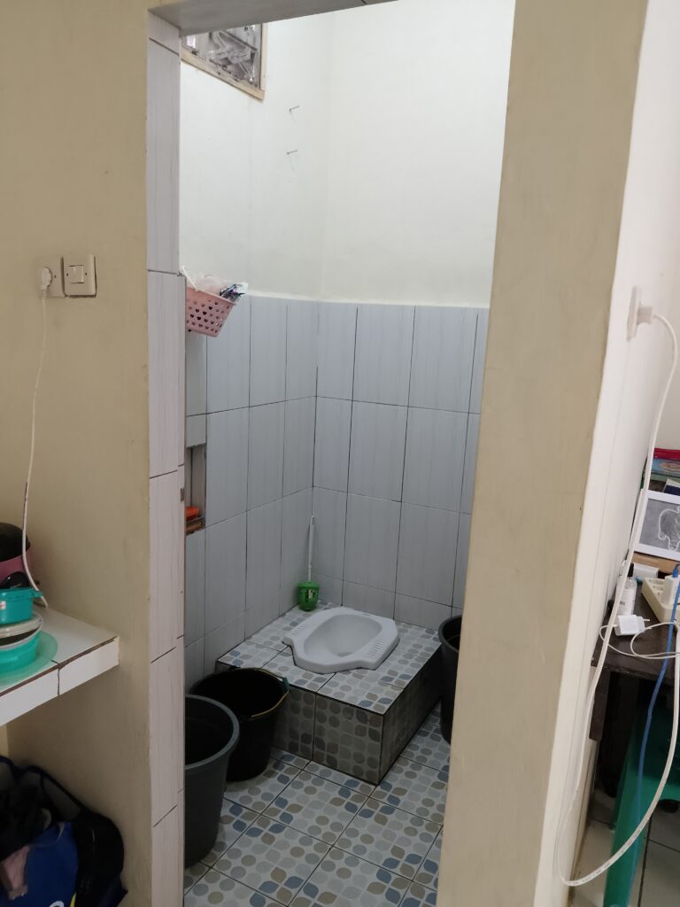 kamar mandi dalam kamar Kost Putri Victor